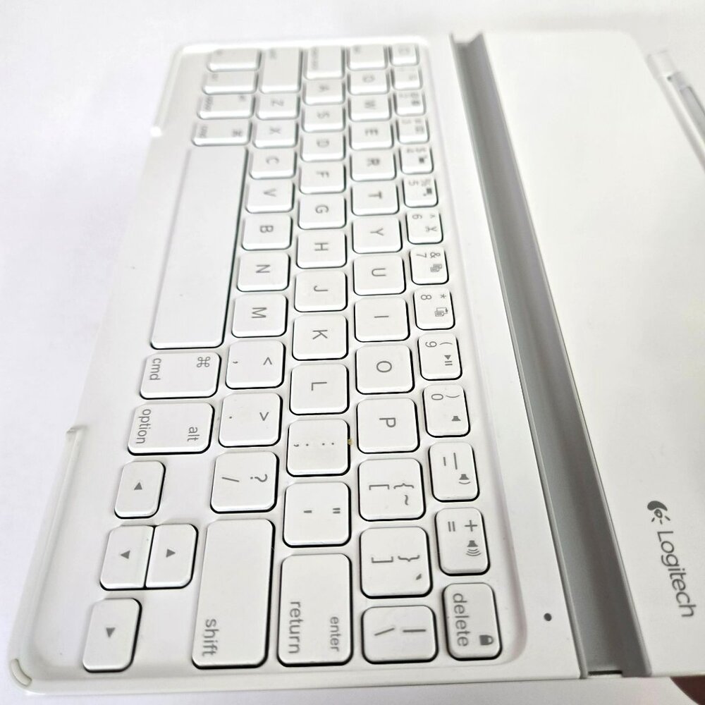 Logitech - Y-R0032 - White - Bluetooth Wireless Ultrathin Keyboard Cover - Picture 9 of 11